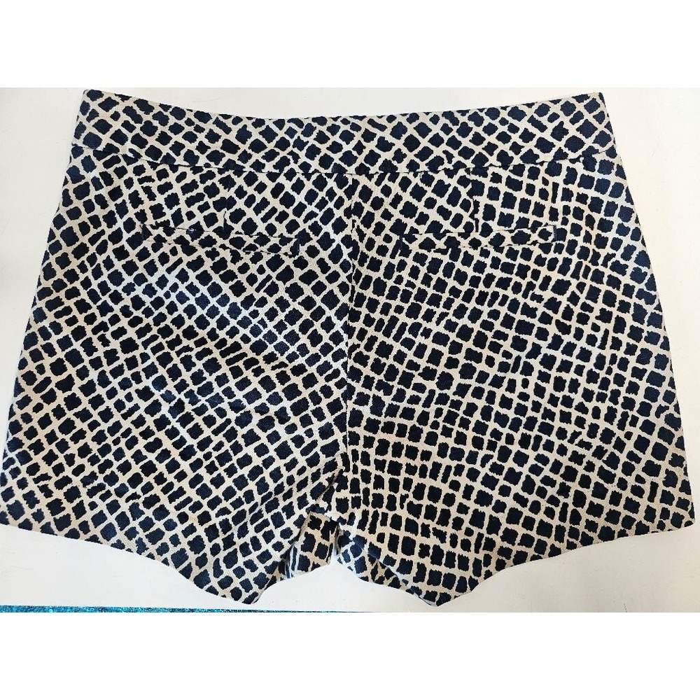 Women's Banana Republic Hampton Shorts, Size 4, Navy & Beige Geo Animal Print - Picture 4 of 7
